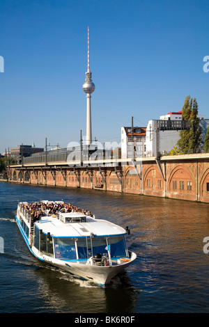 La torre della TV da Spree Canal con barche in primo piano Berlino Germania Foto Stock