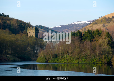 Howden Dam dal serbatoio Ladybower, Peak District, Derbyshire, England, Regno Unito Foto Stock