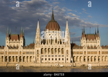 Case del Parlamento visto attraverso il fiume Danubio Foto Stock