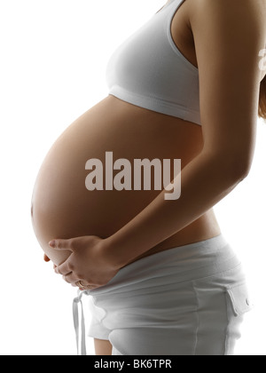 Incinta ragazza in un abito sportivo isolati su sfondo bianco Foto Stock