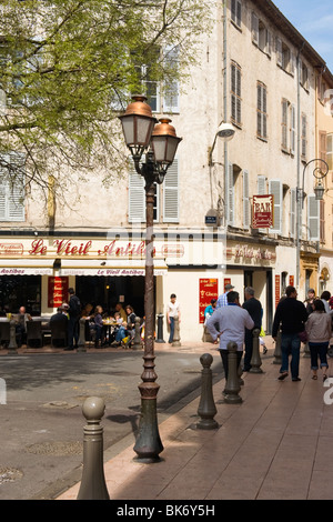 Antibes , Le Vieil Antibes brasserie , cafe , glacier , gelateria , bistro & bar in piazza con i pedoni & old style luci Foto Stock