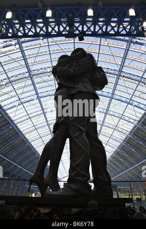 Statua di un bacio giovane, St Pancras International Station, Londra Foto Stock