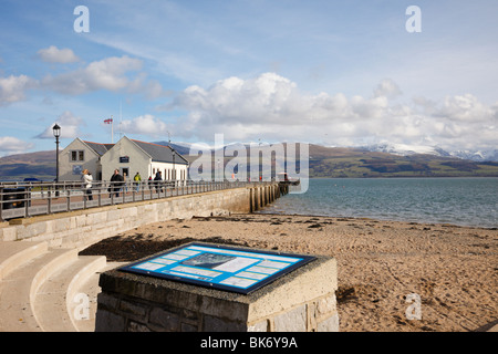 Informazioni turistiche sulla spiaggia accanto al molo vecchio sullo Stretto di Menai. Beaumaris, Isola di Anglesey, Galles del Nord, Regno Unito, Gran Bretagna Foto Stock