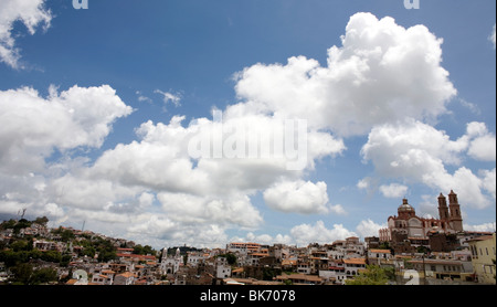 Vista panoramica della città turistica Taxco de Alarcón in Stato di Guerrero, Messico, 20 agosto 2007. Foto Stock