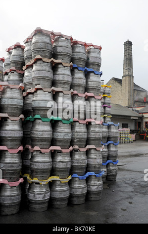 Barili di birra presso la Theakston Brewery in Masham in Yorkshire Dales REGNO UNITO Foto Stock