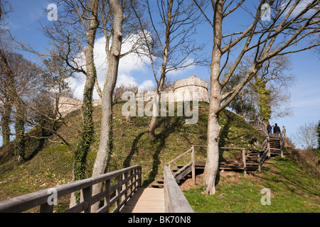 Passerella in legno sul fossato intorno alle rovine del castello di Castell Aberlleiniog. Llangoed, Isola di Anglesey (Ynys Mon), Galles del Nord, Regno Unito. Foto Stock