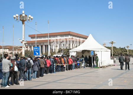 La folla in piedi in linea per ottenere attraverso il security check point con una macchina a raggi X da piazza Tiananmen a Pechino in Cina. Foto Stock