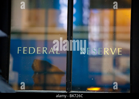 La guardia di sicurezza la riflessione nella porta della Federal Reserve Bank di New York Foto Stock