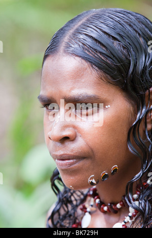 Un aborigeno lady al Tjapukai Aboriginal Park vicino a Cairns, Queensland, Australia. Foto Stock