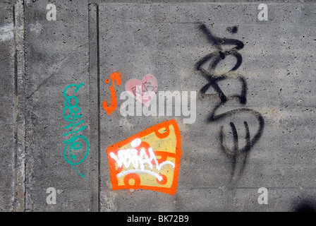 Graffiti su un muro di cemento a Montreal, Quebec, Canada Foto Stock