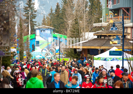 Questa è un immagine delle strade trafficate di Whistler BC Canada durante il 2010 giochi olimpici invernali. Foto Stock