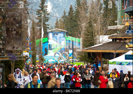 Questa è un immagine delle strade trafficate di Whistler BC Canada durante il 2010 giochi olimpici invernali. Foto Stock