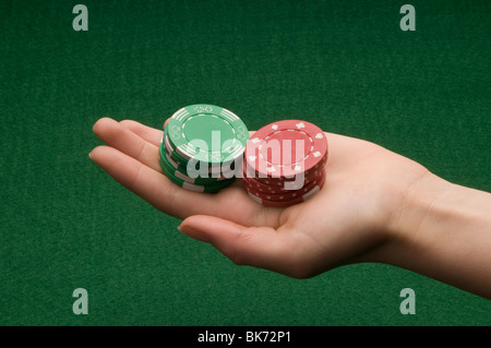 Mano che tiene il dispositivo di gioco d'azzardo Foto Stock