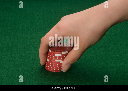 Mano che tiene il dispositivo di gioco d'azzardo Foto Stock