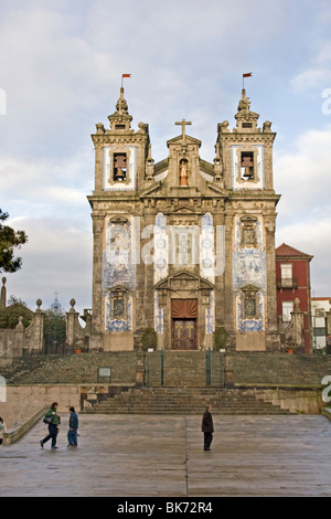 La piastrellata facciata della chiesa di San Ildefonso, città di Porto (noto anche come Oporto) un Sito Patrimonio Mondiale dell'UNESCO, il nord del Portogallo. Foto Stock