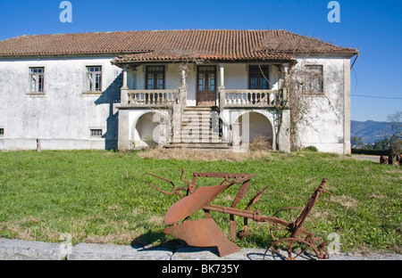 Sbriciolare la rovina di quella che una volta era una vigna elegante agriturismo, Vinho Verde regione vinicola, a nord del Portogallo, dell'Europa. Foto Stock