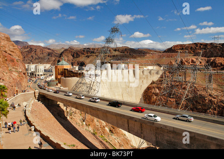 Il traffico attorno alla croce, famosa in tutto il mondo, Hoover Dam-Boulder City, Nevada, Stati Uniti d'America. Foto Stock