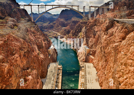 Costruzione di un nuovo ponte vicino alla famosa in tutto il mondo di Hoover Città Dam-Boulder, Nevada, Stati Uniti d'America. Foto Stock