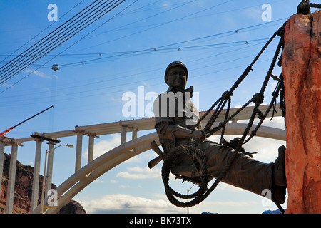 Replica dello scaler rock con il nuovo ponte in costruzione nei pressi di Hoover Dam-Boulder City, Nevada, STATI UNITI D'AMERICA Foto Stock