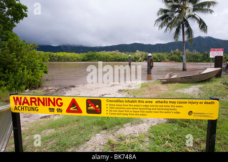Crocodile cartelli di avvertimento sul lato del Fiume Daintree nel Queensland del Nord, Australia. Foto Stock