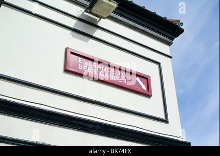 Ingresso al giardino della birra segno sull'Astice Public House di Sheringham Norfolk Foto Stock