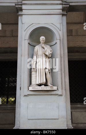 Una statua di Niccolò Machiavelli presso la Galleria degli Uffizi a Firenze Italia Foto Stock