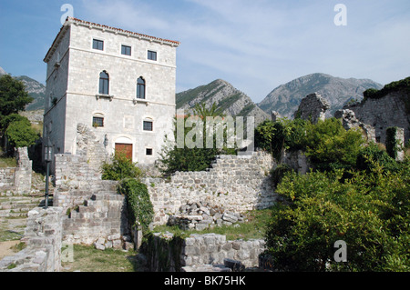 Un edificio in pietra nella città vecchia e rovine della fortezza bizantina dello storico Stari Bar (Old Bar), nelle montagne del Montenegro. Foto Stock