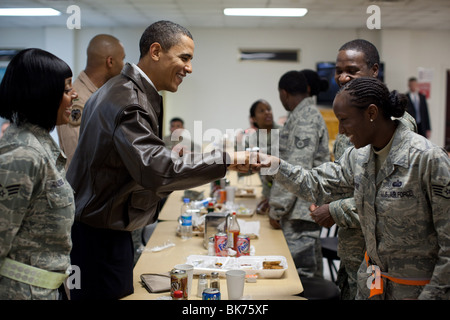 Il presidente Barack Obama saluta le truppe degli Stati Uniti a un pasticcio hall a Bagram Air Field in Afghanistan, 28 marzo 2010. Foto Stock