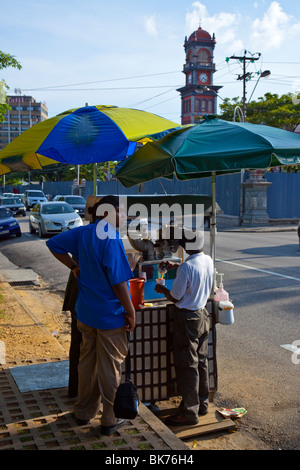 Cono di neve distributore nella parte anteriore del Queens College Reale nel porto di Spagna Trinidad Foto Stock