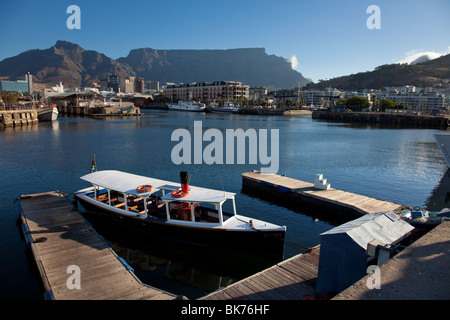 Vista sul bacino portuale per la table mountain di Città del Capo in Sud Africa Foto Stock