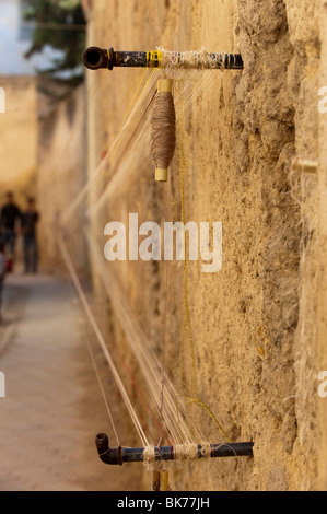 Gli uomini della tessitura sulla strada, Fes, Marocco. Foto Stock