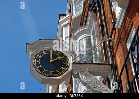 Facciata di clock house, 8 cheyne walk, a Chelsea, Londra, Inghilterra, progettato da eminente architetto vittoriano r norman shaw Foto Stock