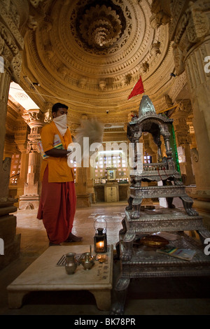 Sacerdote jain pregando tempio di lodruva jaisalmer in Rajasthan in India Foto Stock