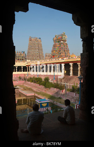 India, nello Stato del Tamil Nadu, Madurai, Sri Meenakshi Temple, centrale e nord gopurams dalla piscina Lotus Foto Stock