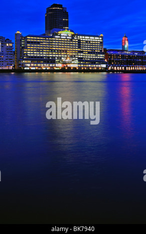 Tempo di notte vista di Sea Containers House e Oxo Tower Wharf sulla South Bank di Londra, Regno Unito Foto Stock