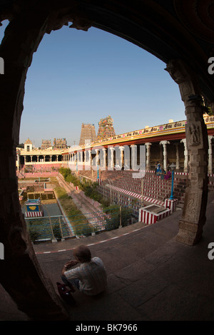 India, nello Stato del Tamil Nadu, Madurai, Sri Meenakshi Temple, occidentale e centrale gopurams dalla piscina Lotus Foto Stock