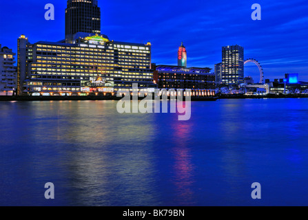 Tempo di notte vista di Sea Containers House e Oxo Tower Wharf sulla South Bank di Londra, Regno Unito Foto Stock