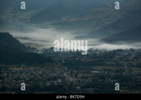 Mattina nebbia copre il piano della valle vicino a Pokhara, Nepal martedì 27 ottobre, 2009. Foto Stock