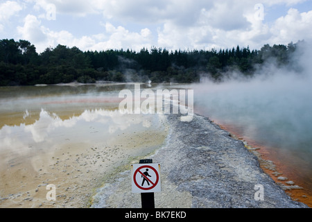 Rotorua, Waiotapu zona termale, piscina con champagne, con segno 'n' sconfinamenti Foto Stock