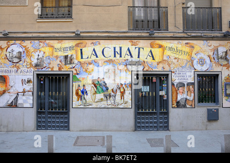 Madrid, Spagna. La Chata Ristorante nella Cava Baja. Famosa facciata piastrellato. Foto Stock