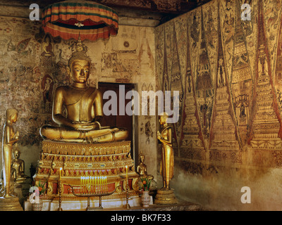 Wat Ko Keo Suttharam, risalente al XVIII secolo, un periodo Ayutthaya tempio alloggiamento molto vecchi dipinti murali, Petchburi, Thailandia Foto Stock