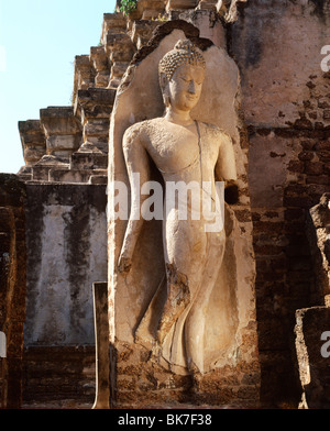 Camminare Buddha, immagine di stucco in stile Sukhothai, un capolavoro di arte Thailandese, Wat Mahathat Chalieng, Chalieng, Thailandia Foto Stock