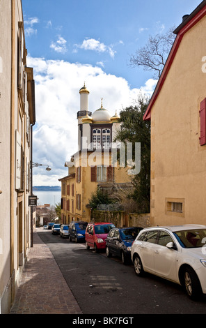 Moschea con minareti; Neuchatel, Svizzera. Charles Lupica Foto Stock