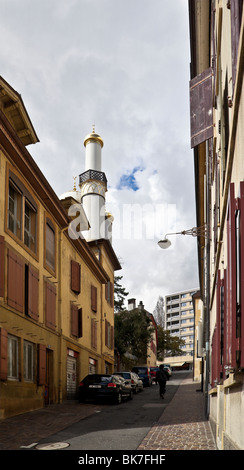 Moschea con minareti; Neuchatel, Svizzera. Charles Lupica Foto Stock