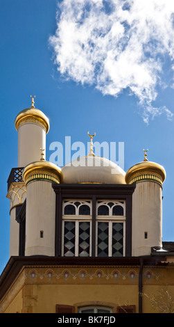 Moschea con minareti; Neuchatel, Svizzera. Charles Lupica Foto Stock