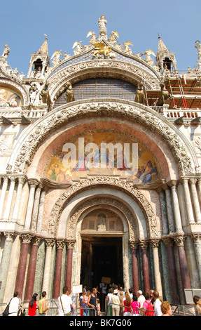 La Patriarcale Basilica Cattedrale di San Marco a Venezia Piazza San Marco. Ingresso principale. Foto Stock