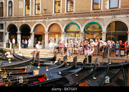 Gondole parcheggi a Venezia. Turisti scelgono le gondole per veneziana tradizionale giro in gondola. Bacino Orseolo Foto Stock