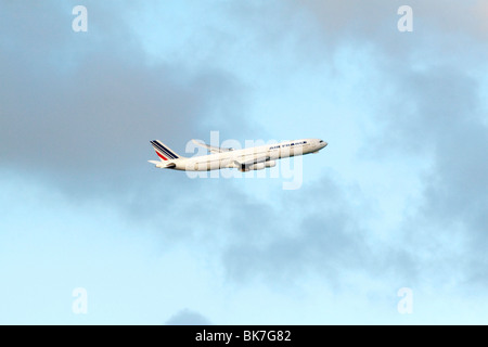 Un Air France jet uscire il Princess Juliana Airport in Sint Maarten Foto Stock