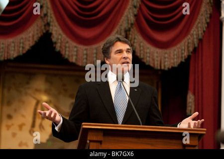 Il governatore del Texas Rick Perry tiene il suo discorso annuale sullo stato dello Stato ai membri della camera e del Senato. ©Bob Daemmrich Foto Stock