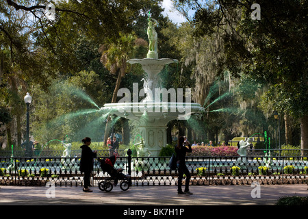 La grande fontana in Forsyth park, acqua colorata di verde per la settimana che precede la festa di San Patrizio a Savannah, Georgia, Stati Uniti d'America. Foto Stock